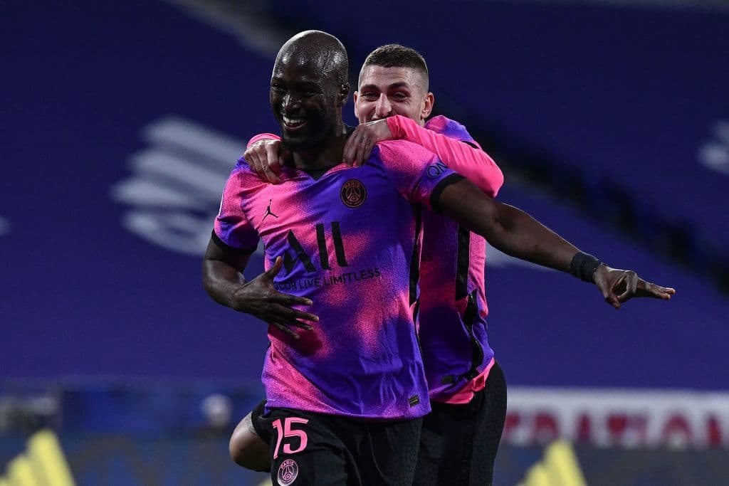 Paris Saint-Germain se impone 4-2 al Olympique y se lleva la victoria y de paso, el liderato en la Ligue 1. Kylian Mbappé anotó doblete, mientras que Angel Di María y Danilo Pereira aportaron un gol, por parte de Lyon, Simani y Cornet anotaro para su equipo, pero no les alcanzó para derrotar a los parisinos.