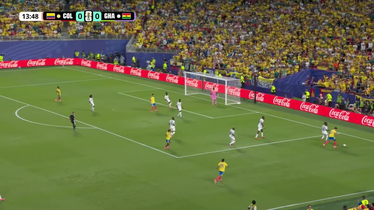 ¡GOL!  anota para Colombia. Jhon Arias