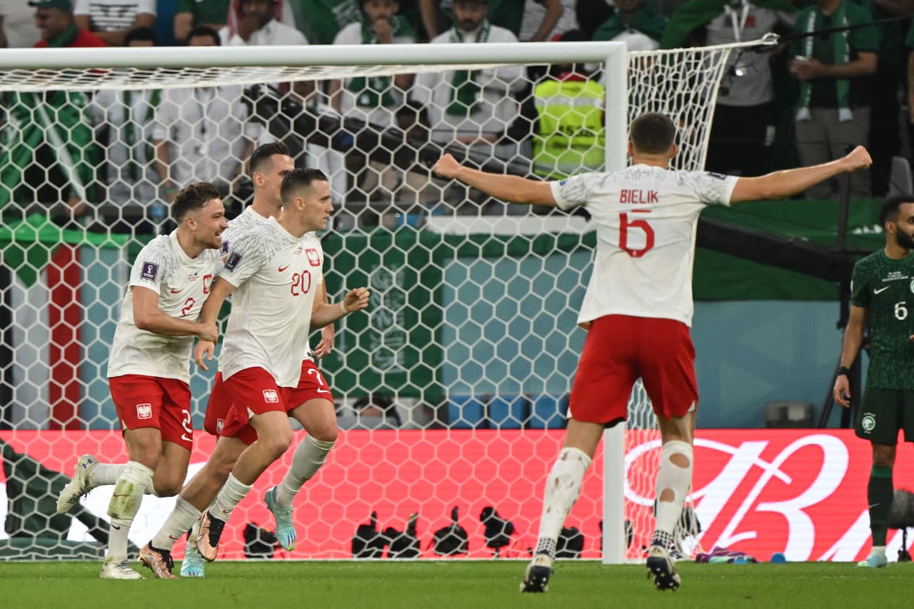 Zielinski y Lewandowski hicieron los goles con los que Polonia derrotó a Arabia Saudita y aspira a los Octavos de Final del Mundial Qatar 2022.