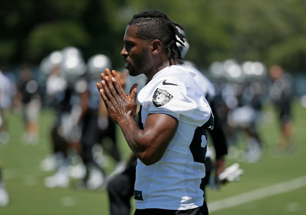 El receptor de los Oakland Raiders Antonio Brown puso el dedo en la yaga por el tema de los nuevos cascos y fue severamente criticado