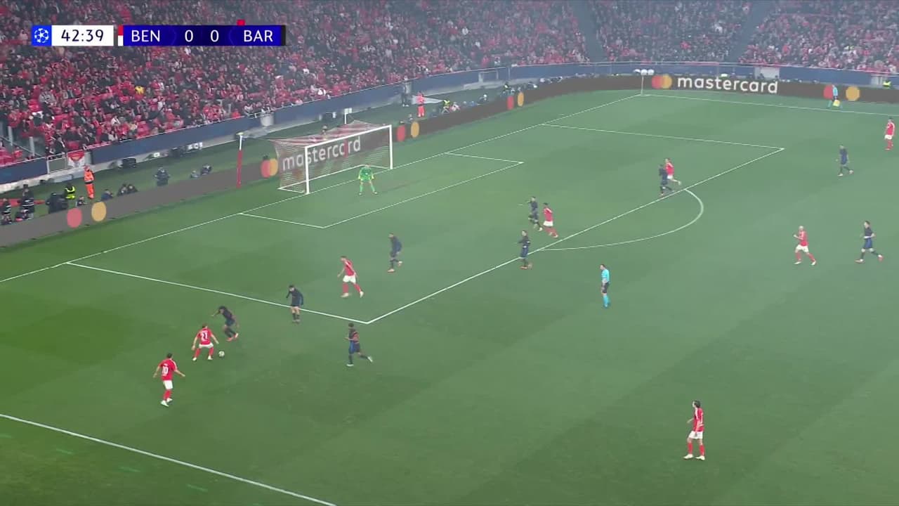 ¡TIRO ATAJADO! disparo por Kerem Aktürkoglu.