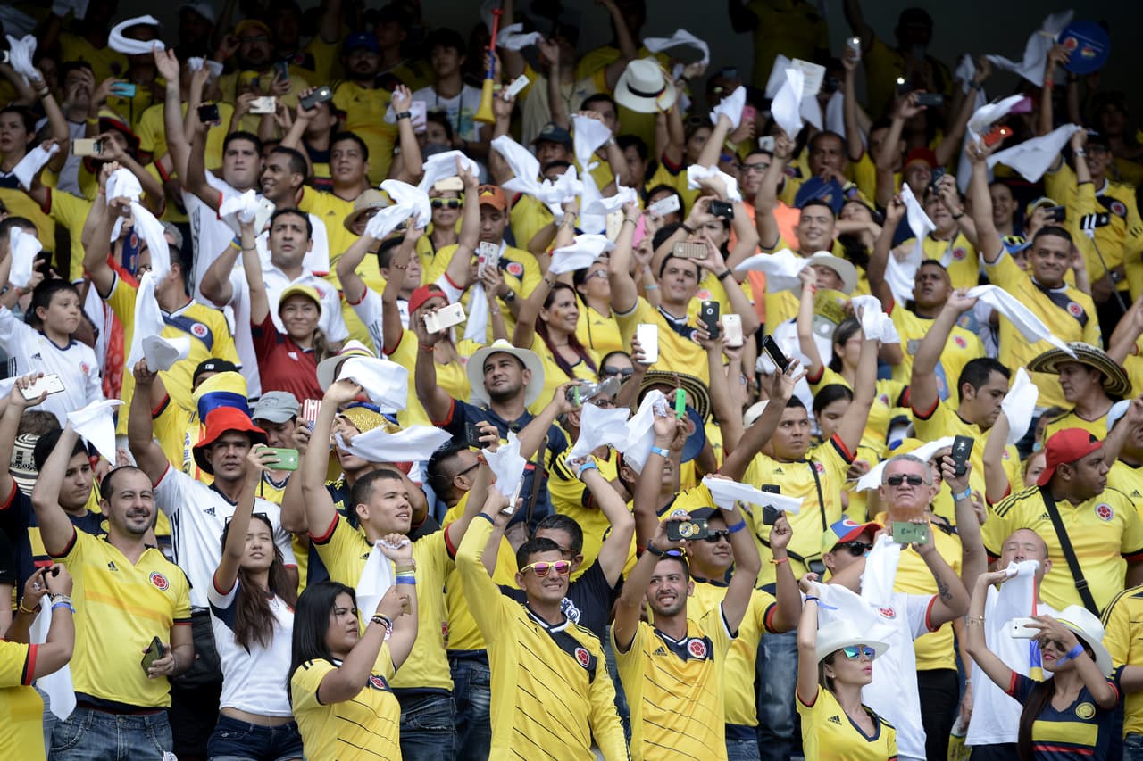 Los fanáticos cafeteros sacudieron pañuelos blancos como expresión de su interés porque avancen las negociaciones del proceso de paz.