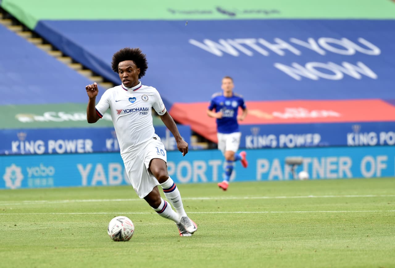 La banda derecha tuvo dueño: Willian, quien volvió loca a la defensa del Leicester.