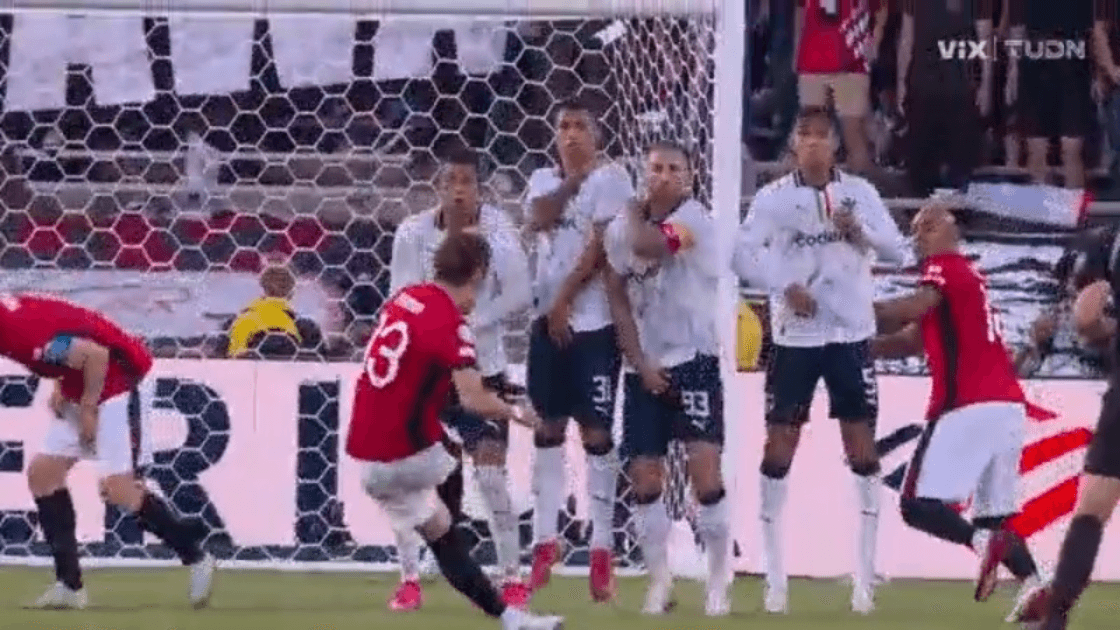 ¡Urawa no baja los brazos! Watanabe casi anota de tiro libre