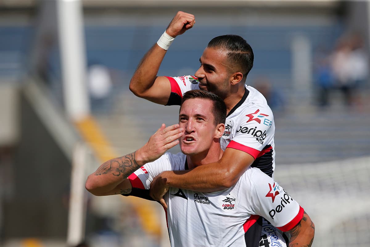 El delantero argentino Leonardo Ramos (abajo) fue la figura de Lobos BUAP al anotar dos de los goles en la victoria 3-1 sobre Monarcas Morelia en la jornada 11 del Apertura 2018.