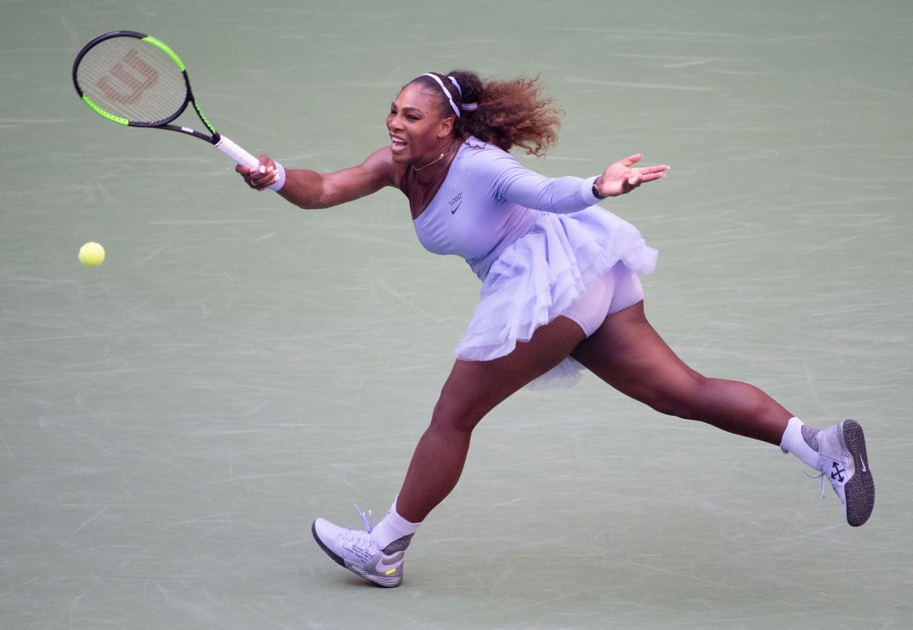 MCX001. New York (United States), 02/09/2018.- Serena Williams of the US hits a return to Kaia Kanepi of Estonia during the seventh day of the US Open Tennis Championships the USTA National Tennis Center in Flushing Meadows, New York, USA, 02 September 2018. The US Open runs from 27 August through 09 September. (Tenis, Abierto, Estados Unidos, Nueva York) EFE/EPA/COREY SIPKIN *** Local Caption *** 53000073