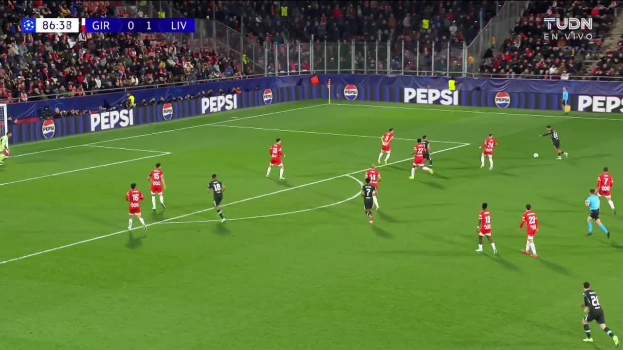 ¡TIRO ATAJADO! disparo por Trent Alexander-Arnold.