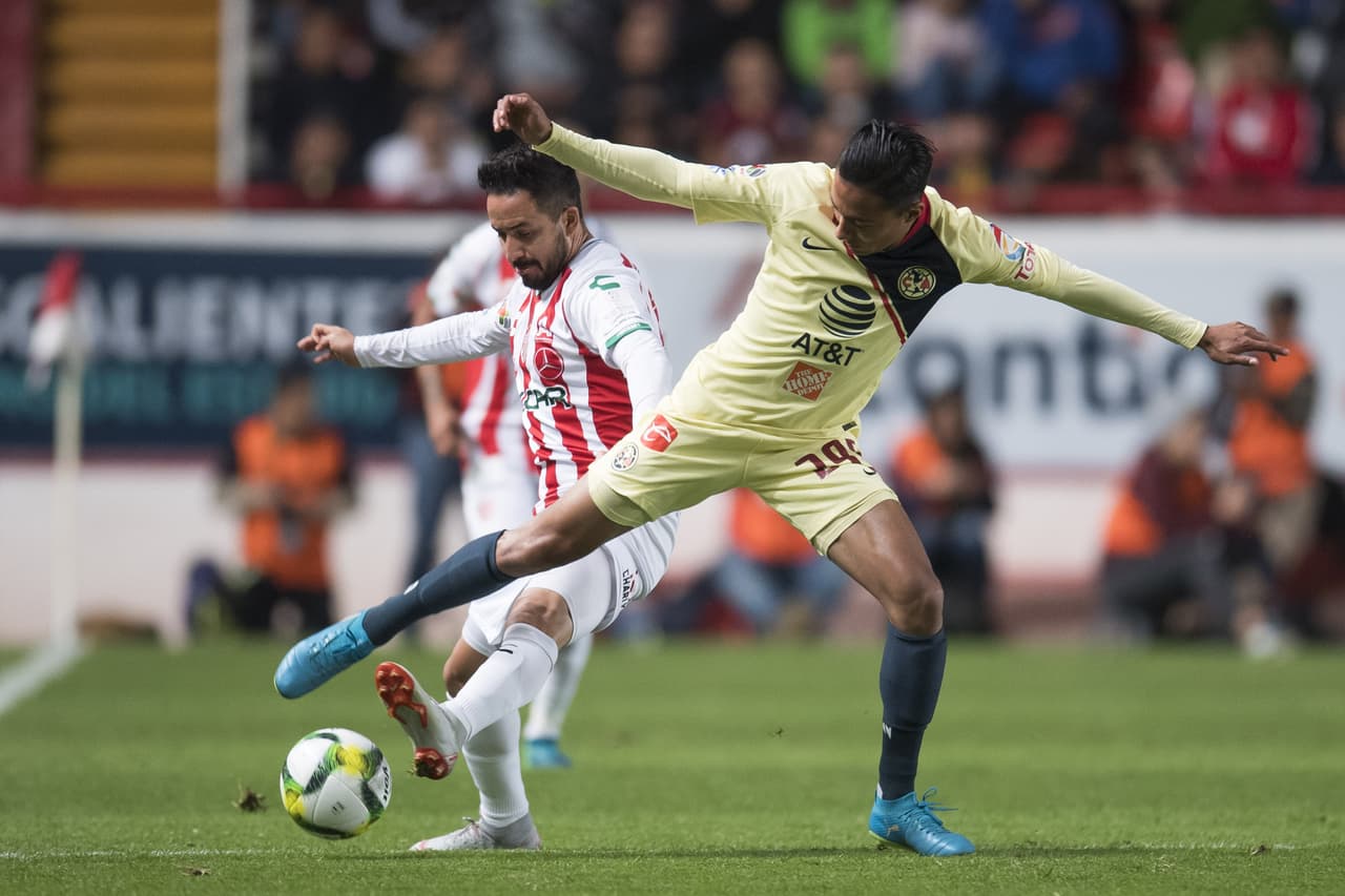 Luego de eso, América se volcó hacia al frente, intentando equilibrar el partido, pero los equipos de Memo Vázquez suelen defenderse bien y eso estaba complicando las cosas.