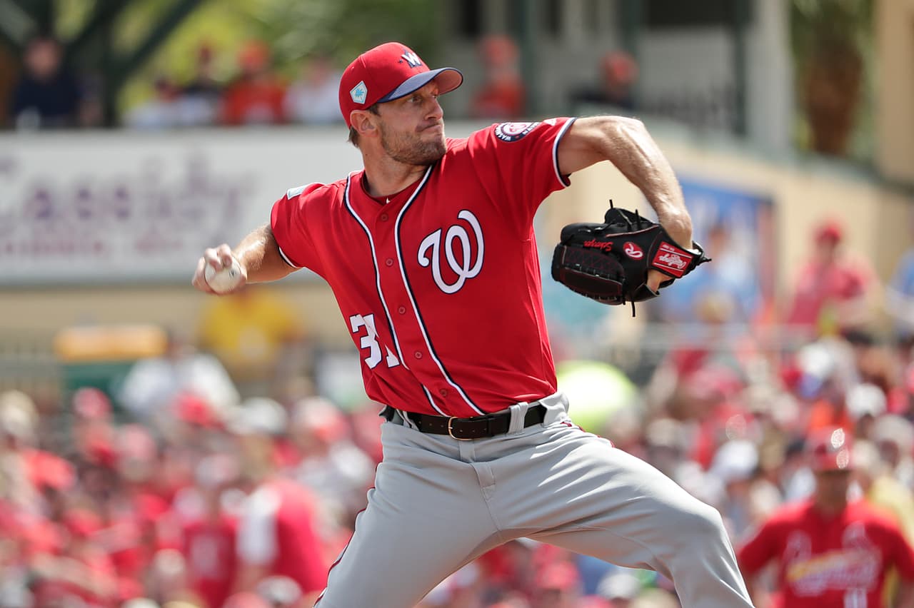 <b>7) Max Scherzer - Washington Nationals</b>. El veterano lanzador de 34 años se quedó en segundo lugar de la votación al Cy Young de la Liga Nacional. En 2018 lideró las Grandes Ligas en innings lanzados (220.2), ganados (18) y ponches (300) demostrando su capacidad y resistencia física. Cada apertura de Scherzer es grantía de calidad en la lomita.