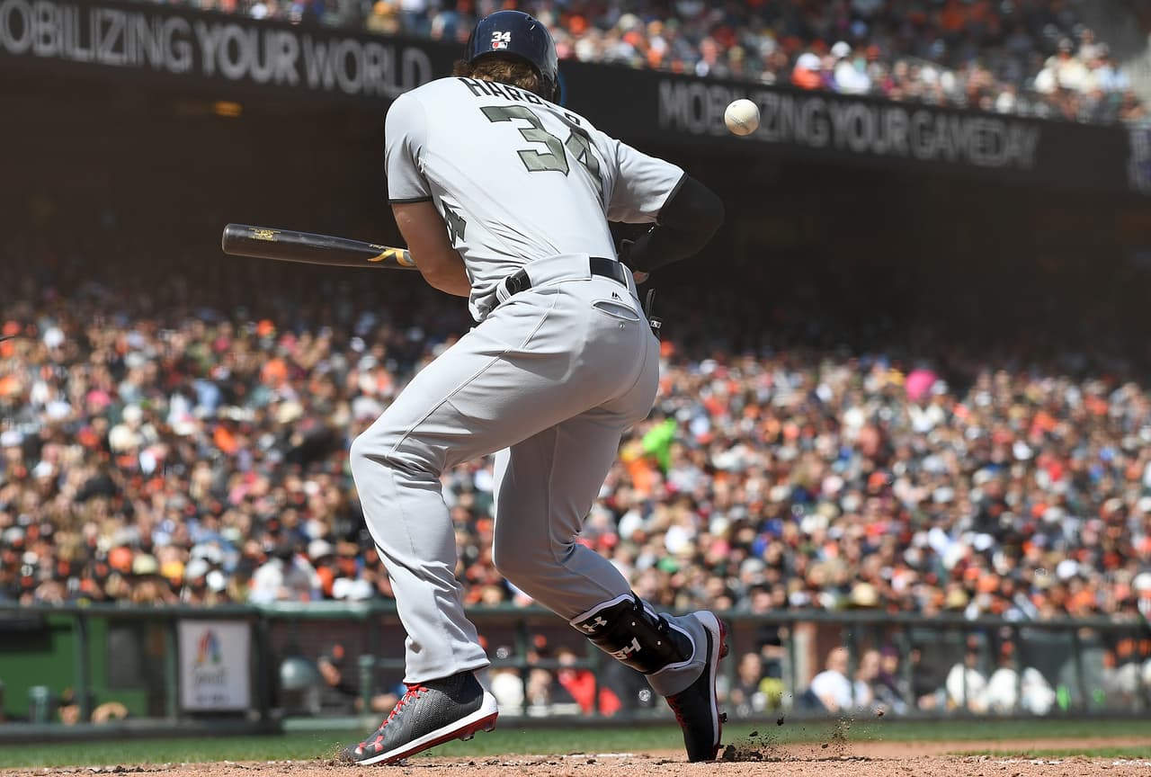 El pitcher de San Francisco conectó con una recta de 98 mph la cadera del bateador de Washington.