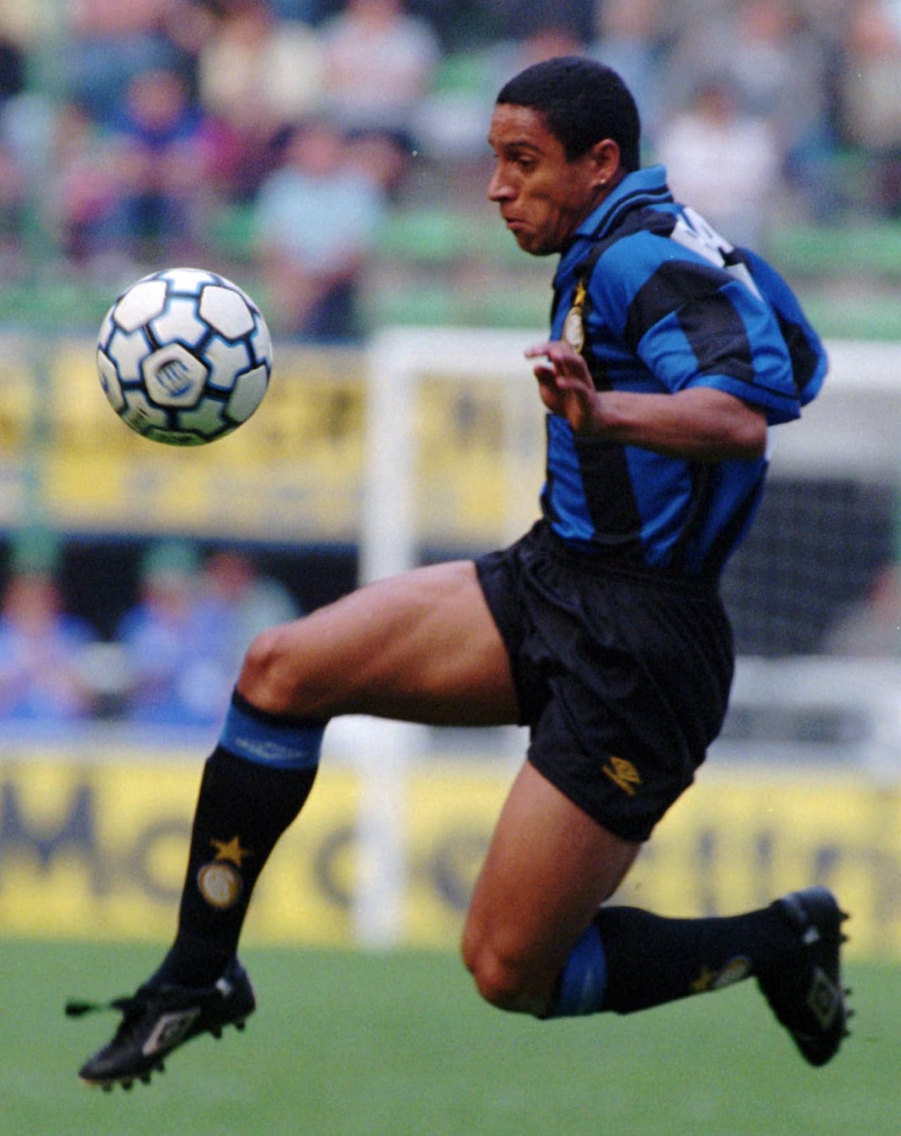 Fue una muy buena temporada para Roberto Carlos, tan buena que llamó la atención del Real Madrid, que pagó en 1996 una cifra cercana a los tres millones de euros actuales.