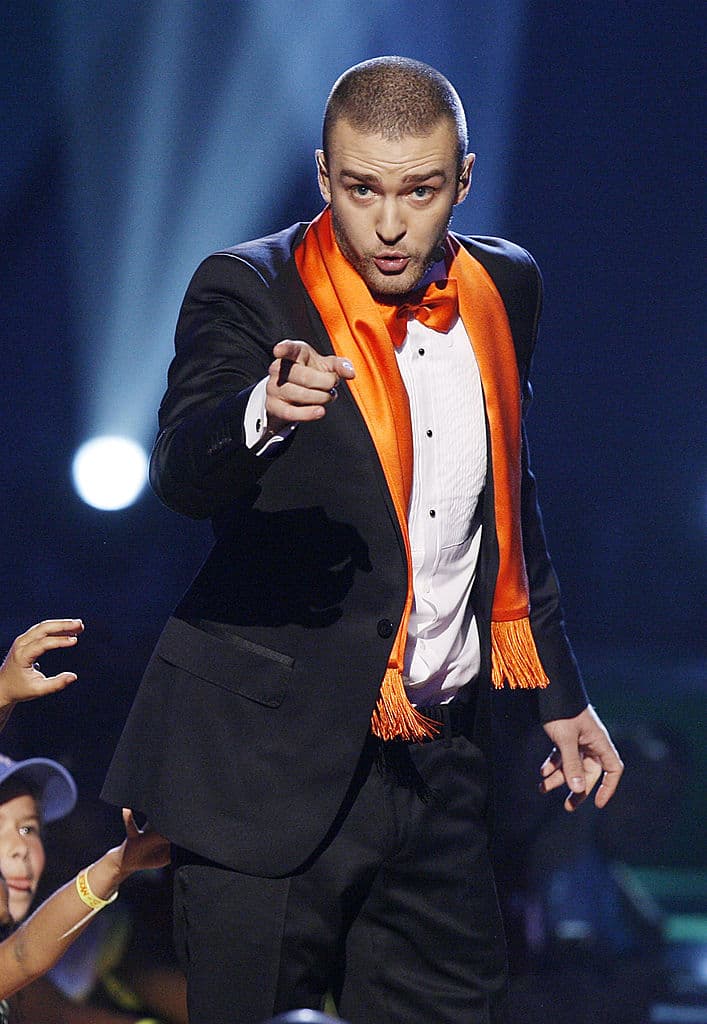 Timberlake, de 40 años, salió para la sorpresa de los fans al cantar su sencillo que encabezaba las listas de éxitos en ese momento, "Rock Your Body".