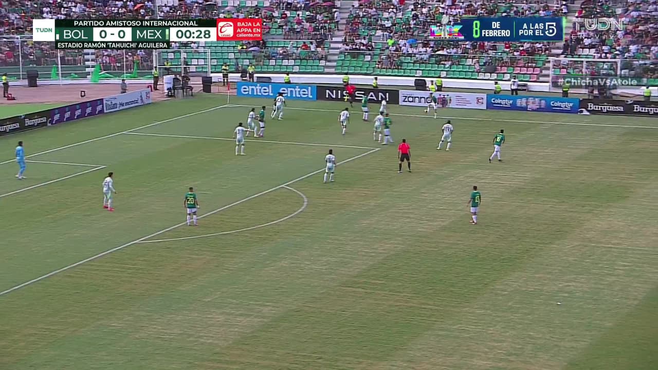 Arranca el partido y la pelota está en juego.