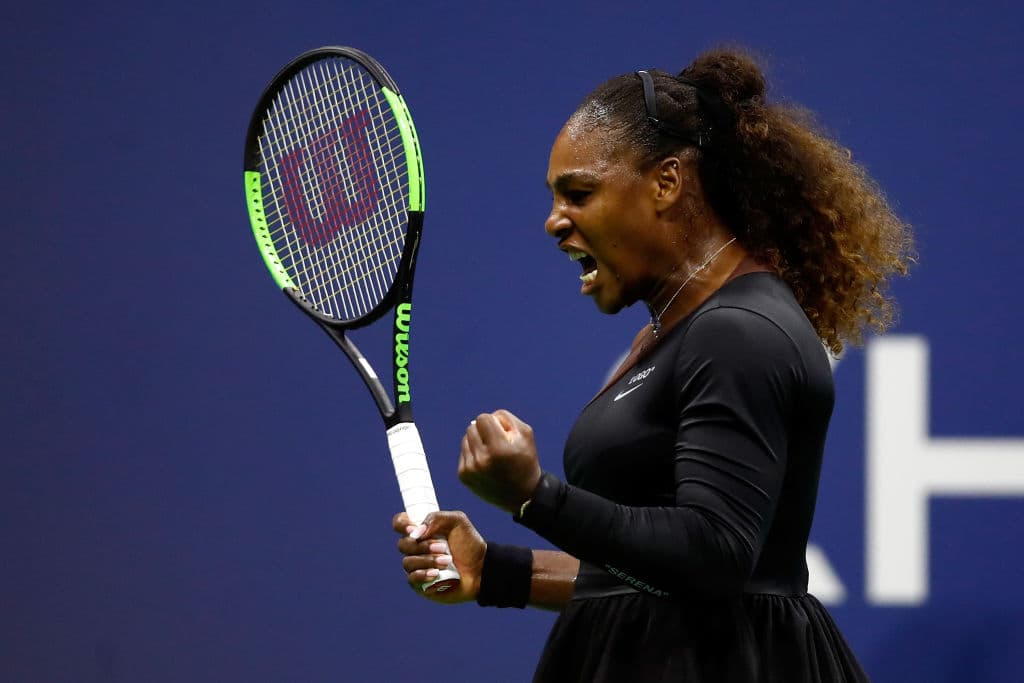 Por la noche, Serena Williams debutó en el US Open ante la polaca Magda Linette. Lució sólida, en buena forma y en la cancha principal superó a su rival por 6-4 y 6-0 para avanzar en el torneo.