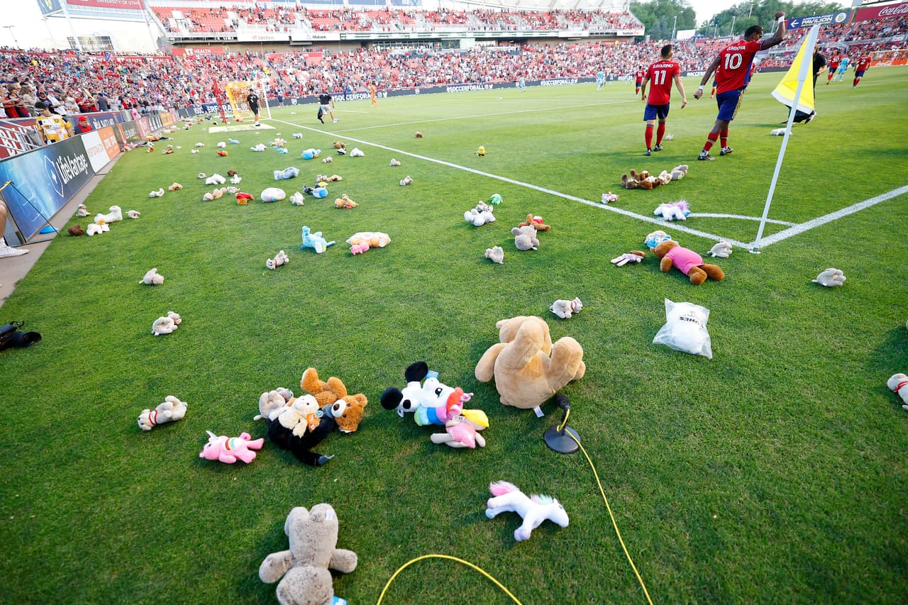 Lluvia de ositos de peluche en el Rio Tinto Stadium que serán donados a pacientes infantiles afectados por el cáncer.
<br>