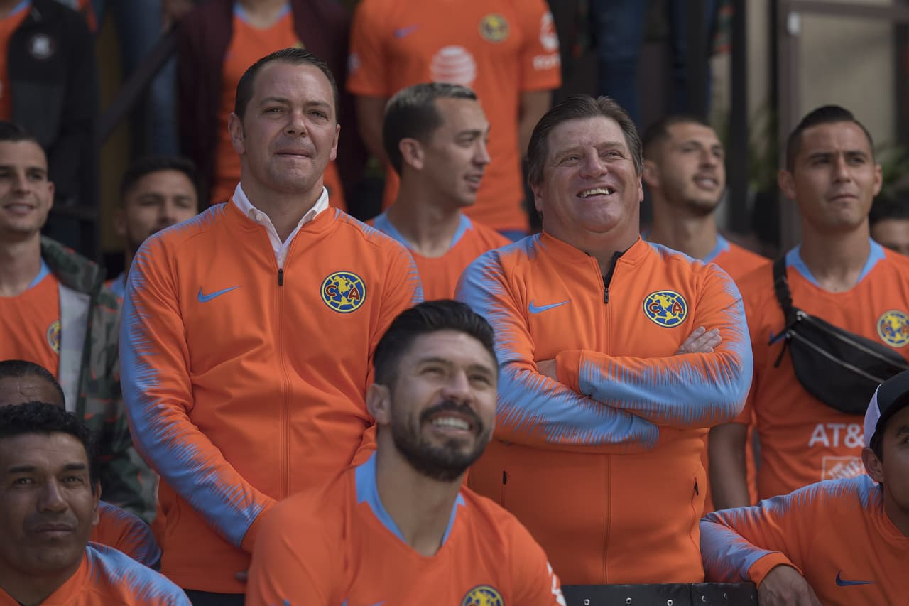 Las Águilas del América, equipo
<b> </b>campeón de la Liga MX
<b> </b>y las campeonas del América Femenil de la Liga MX Femenil
<b> </b>se tomaron la fotografía oficial del Clausura 2019.