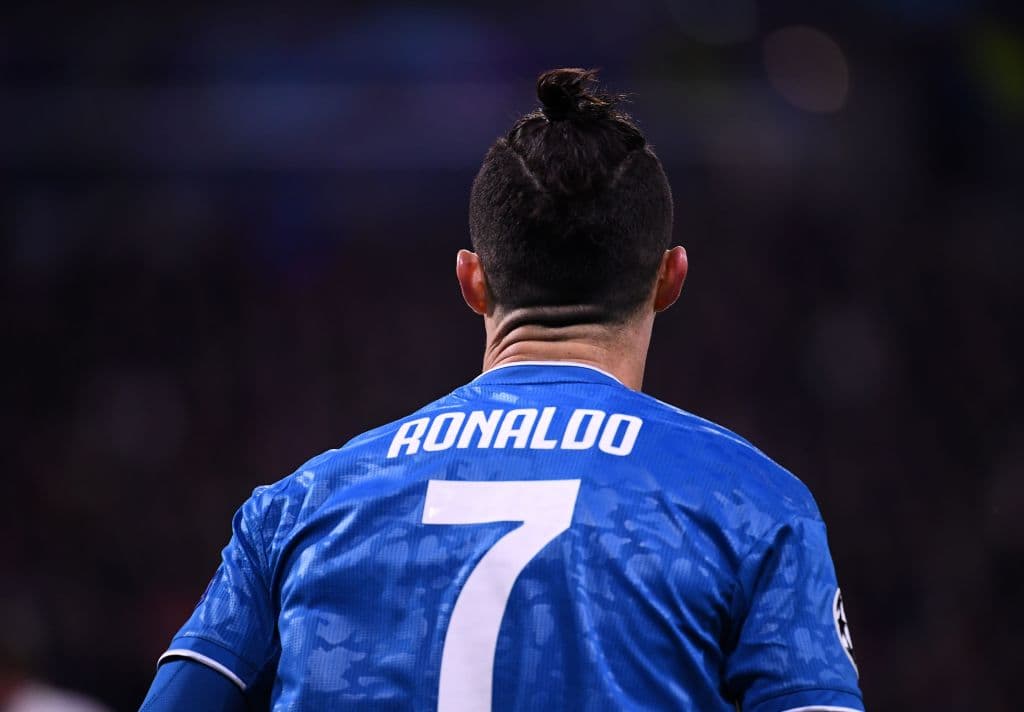 Cabezazo de Cristiano que apenas se va desviado. El portugués se levantó por todo lo alto pero no pudo mandar el balón a la red.