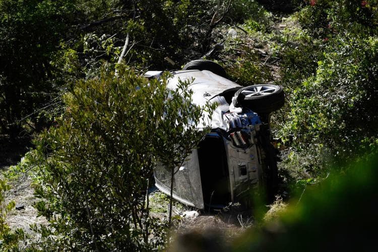 Tiger Woods sufre aparatoso accidente al volcar su automóvil