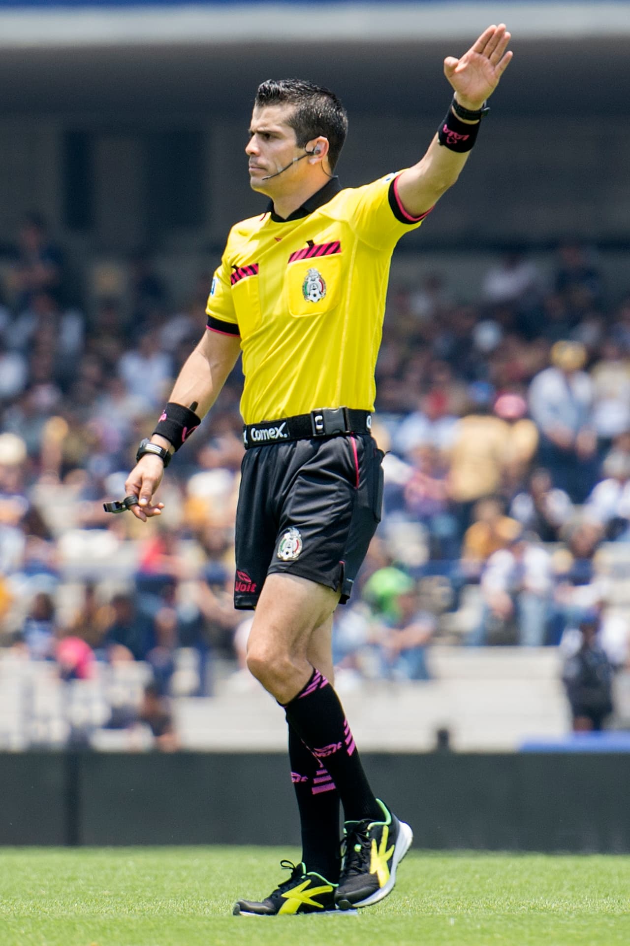 El árbitro del encuentro, Fernando Hernández Gómez mostró tres tarjetas de amonestación, todas para jugadores de Pumas.