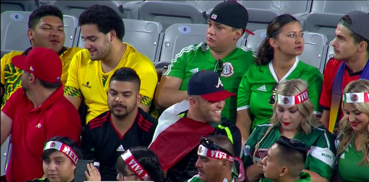 Aficionados mexicanos y catrachos colmaron las gradas del imponente University of Phoenix para el partido de cuartos de final entre México y Honduras.