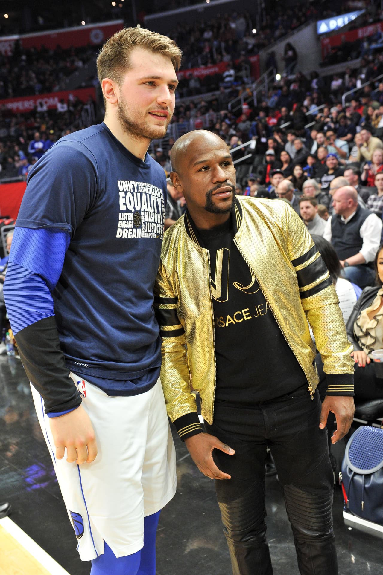 El triunfo de los Clippers en la noche del lunes, en Staples Center, contó con la presencia de varias celebridades entre las cuales se destacan Elgin Baylor (ex NBA), Ben Schwartz (actor), Billy Crystal (actor), Adam DeVine (actor), Chloe Bridges (actriz), P-Reala (rapero) y Floyd Mayweather Jrl (boxeador).
