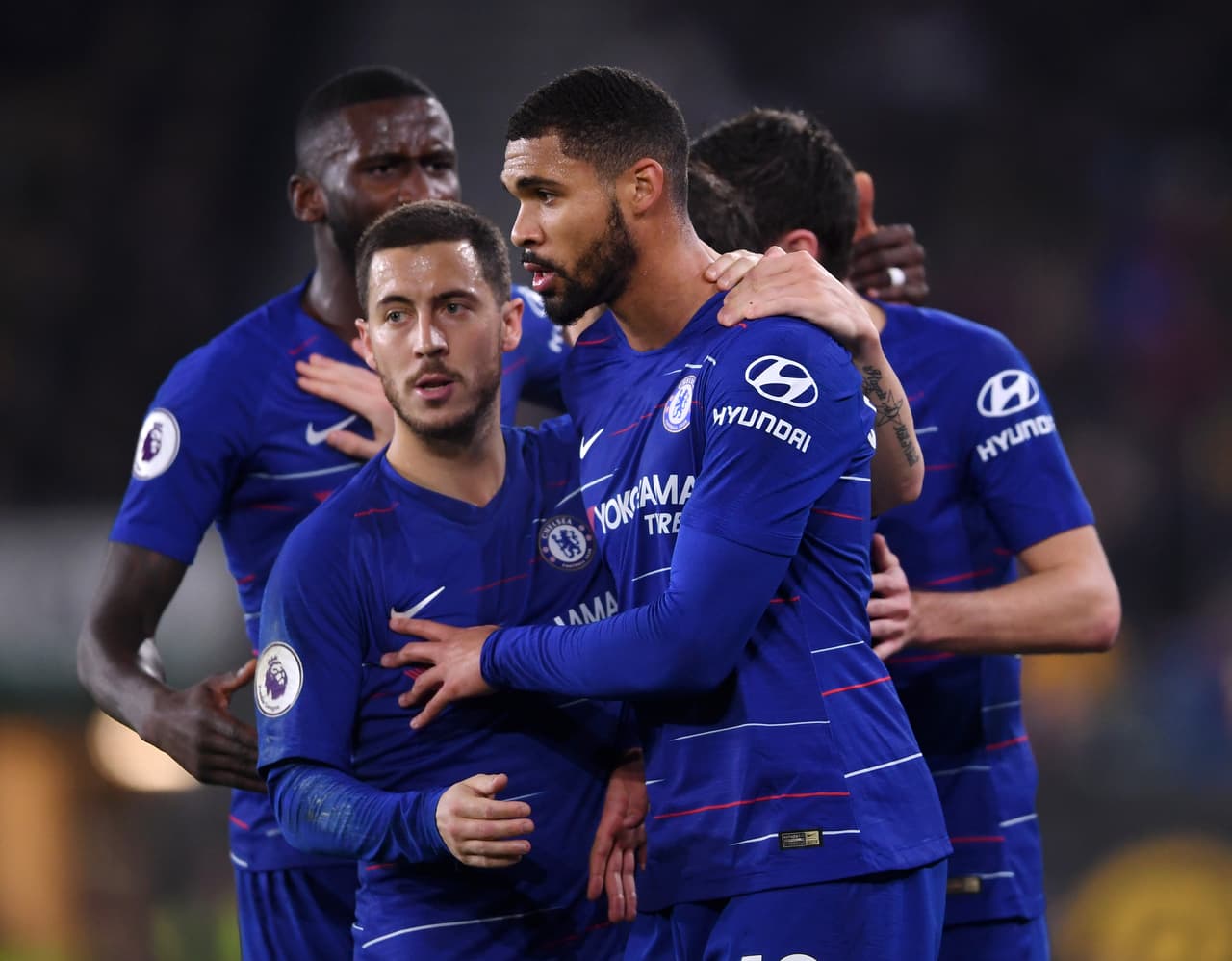 Hazard abraza Loftus-Cheek en una celebración.