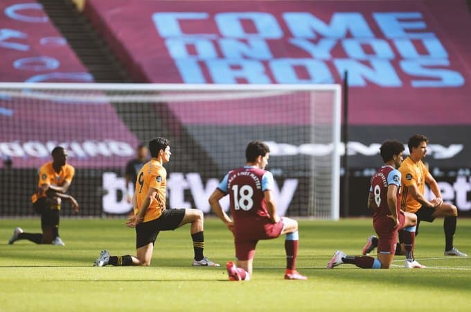 Raúl Jiménez se unió a las protestas contra el racismo en la Premier League.