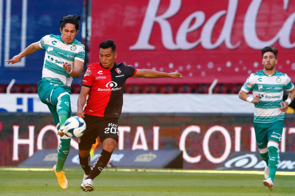 Campos Chagoya marcó desde los 10’ de juego el primer tanto del partido. En el último suspiro, Herrera (90+4’) marcó el primer gol de los rojinegros en la competición. Los laguneros llegaron a 9 puntos y Atlas comparte el sótano con Pachuca con 2 unidades. En la J6, los rojinegros visitarán a los Tuzos y Santos recibirá a los Rayados.