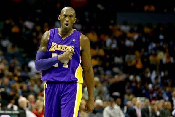 El baloncesto nos ha regalado excelentes jugadores de enorme nivel pero pocos que se han mantenido en un solo equipo. Kobe Bryant es uno de ellos jugando toda su carrera con los Lakers de Los Angeles viviendo momentos buenos y malos sin importarle.