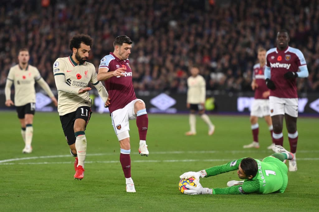 West Ham sorprende al Liverpool y lo derrota 3-2 durante la fecha 11 en la Premier League. Alisson Becker abrio el marcador con gol en contra a los 4' del encuentro, cuando Trent Alexander-Arnold empataba el juego al 41'. Pablo Fornals y Kurt Zouma pusieron arriba a los Hammers y Origi anotó el segundo para los 'Reds'.