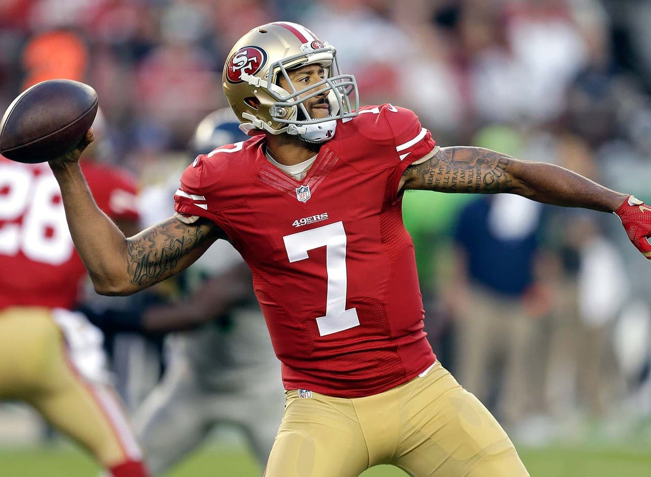 16 - COLIN KAEPERNICK - QB - SAN FRANCISCO 49ERS - Salario en 2016: 19 millones de dólares - Tiene vigente un contrato de 6 años por 114 millones, con 61 millones garantizados.