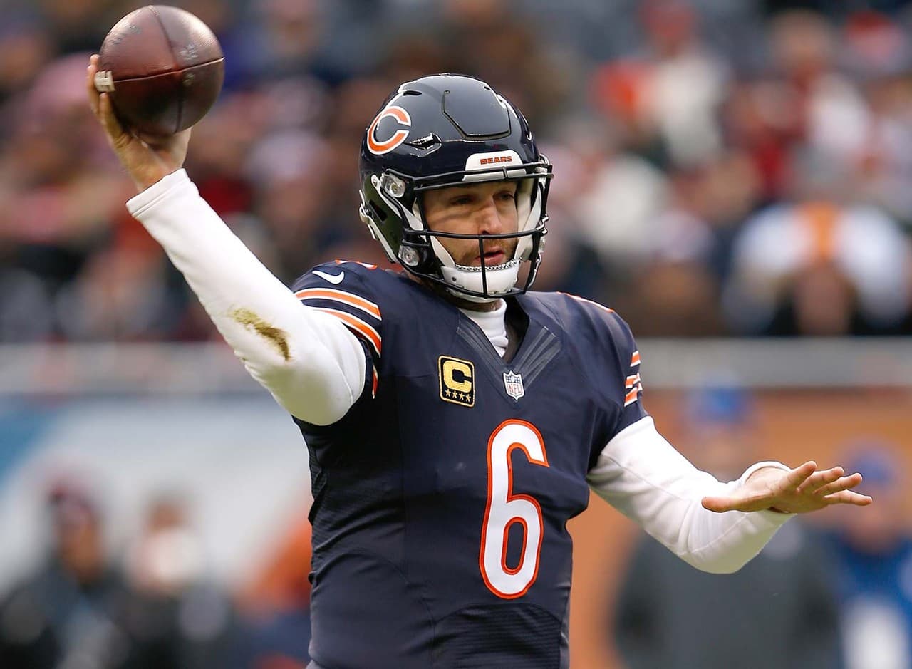 17 - JAY CUTLER - QB - CHICAGO BEARS - Salario en 2016: 18.1 millones de dólares - Tiene vigente un contrato de 7 años por 126.7 millones, con 54 millones garantizados.