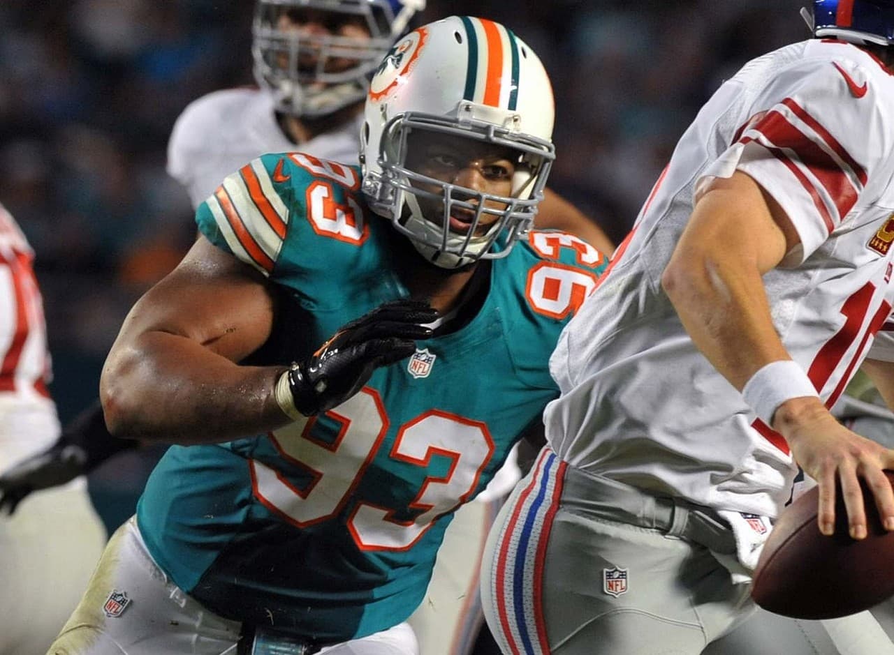 15 - NDAMUKONG SUH - DT - MIAMI DOLPHINS - Salario en 2016: 19 millones de dólares - Tiene vigente un contrato de 6 años por 114.3 millones, con 59.9 millones garantizados.