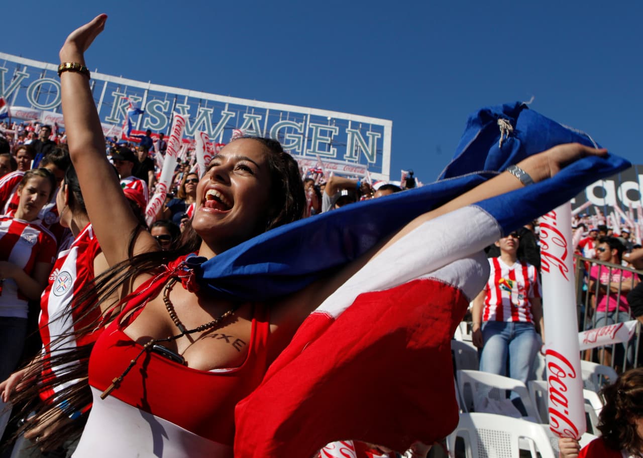 Larissa Riquelme se hizo famosa como la novia del Mundial de 2010 y prometió desnudarse si Paraguay era campeón de ese certamen.