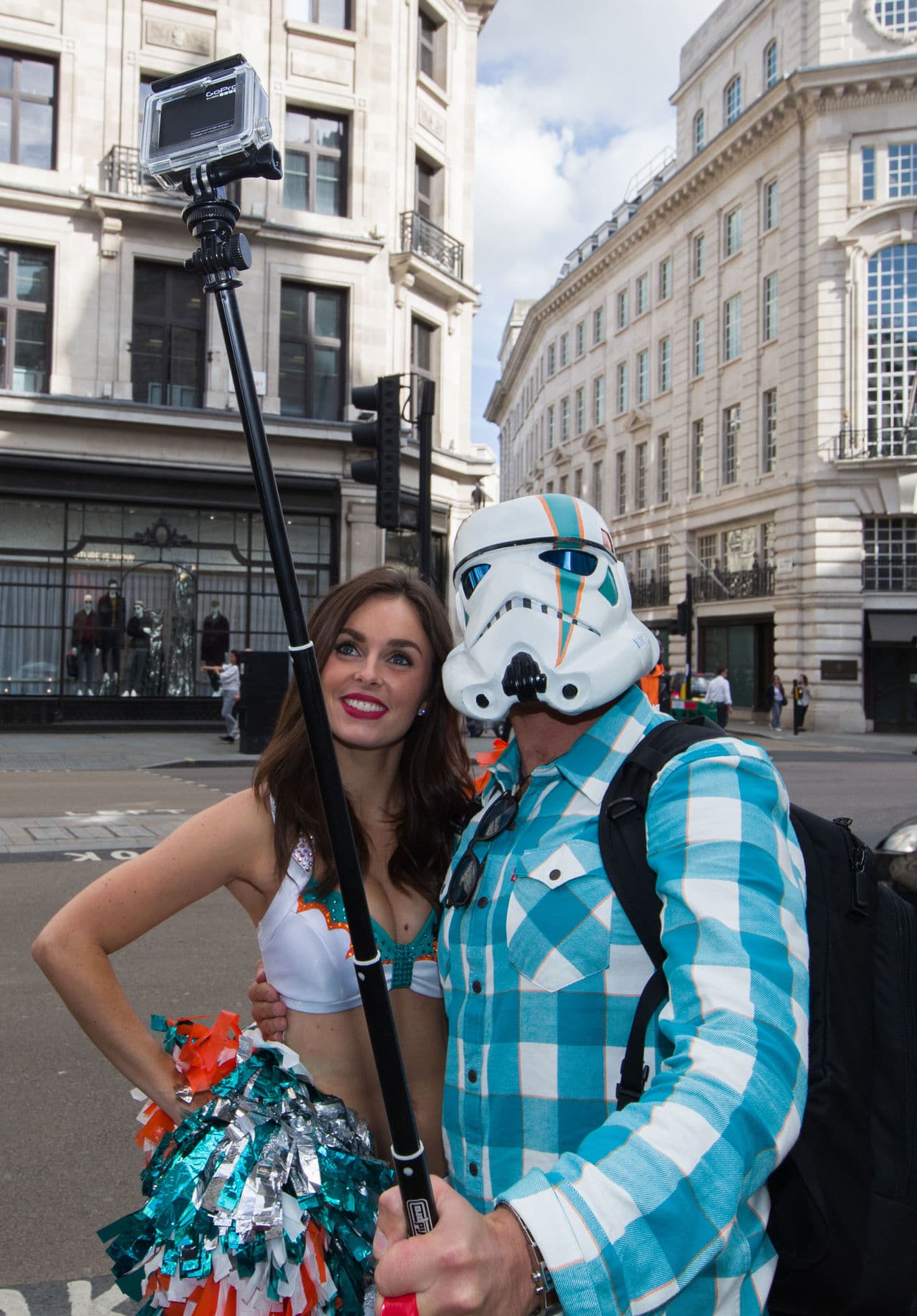 Holly posó para una foto junto a un aficionado a los Dolphins con casco de Stormtrooper y
<i>selfie stick</i>.