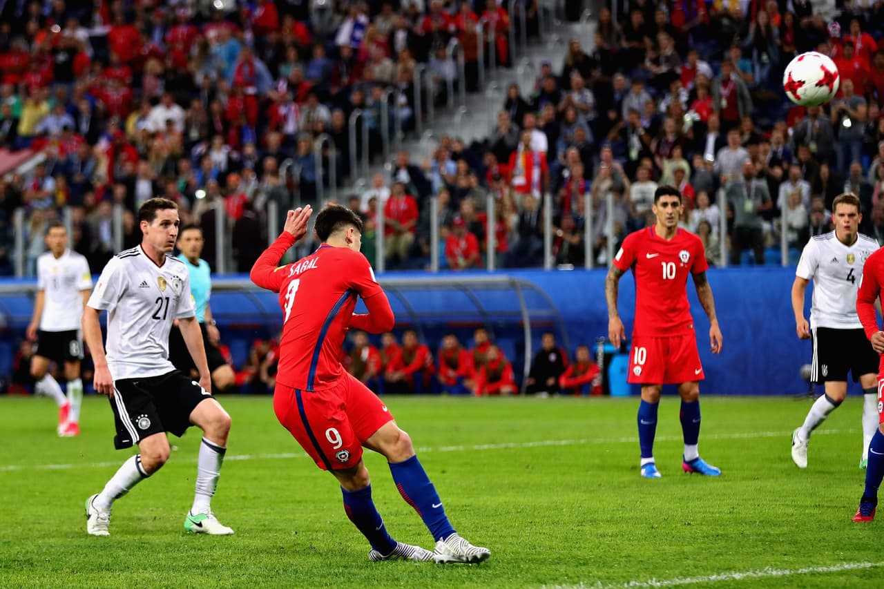 El balón llevaba tanta velocidad que Ángelo Sagal no lo conectó bien y desperdició la oportunidad más importante de igualar.