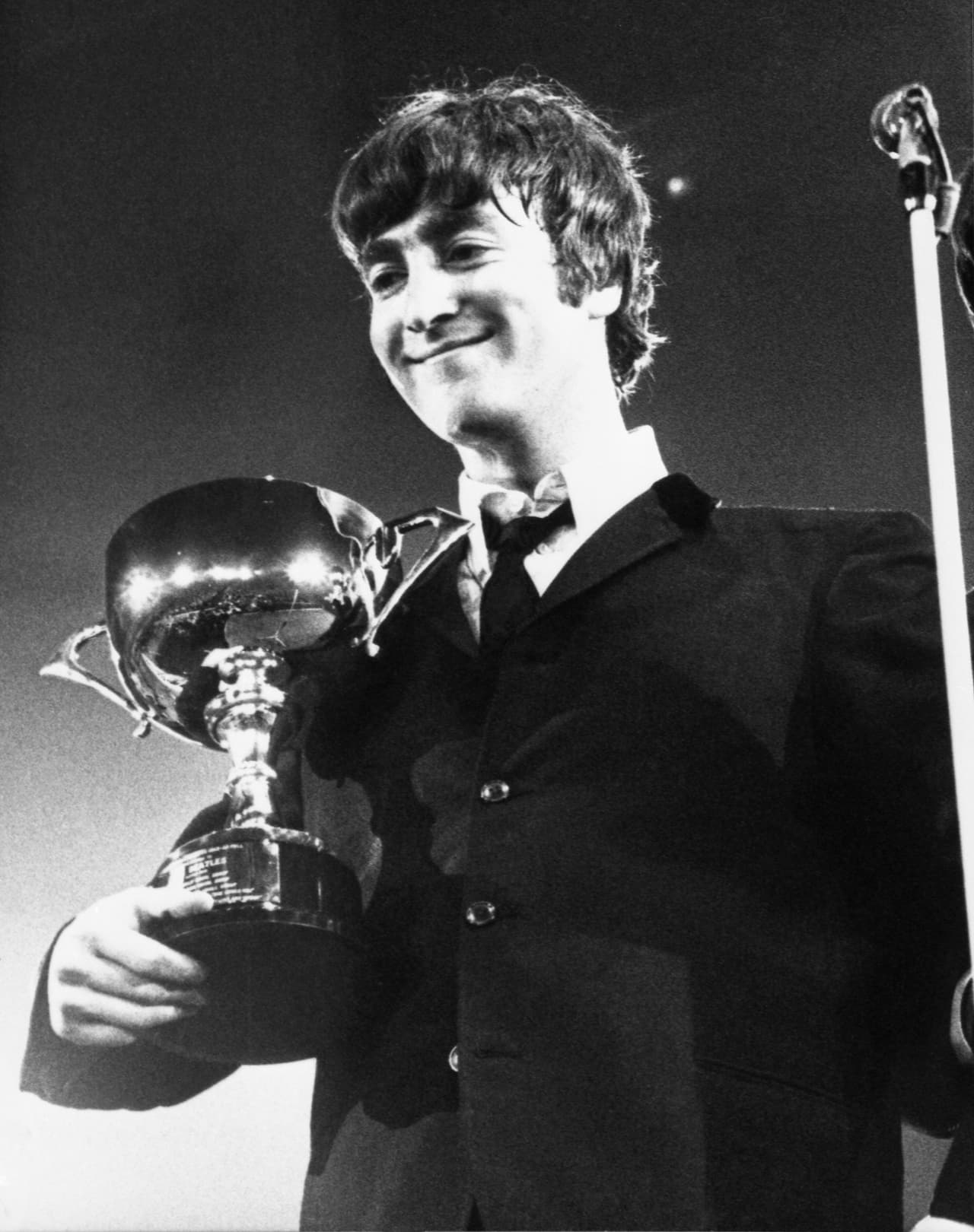 Además, ya siendo solista, plasmó en una ilustración del disco 'Walls and Bridges' un partido de fútbol entre un equipo rojo y otro a rayas negras y blancas ¿Liverpool y Newcastle? ¿Notts County? Hay quienes afirman que el padre de Lennon era hincha de los rojos.