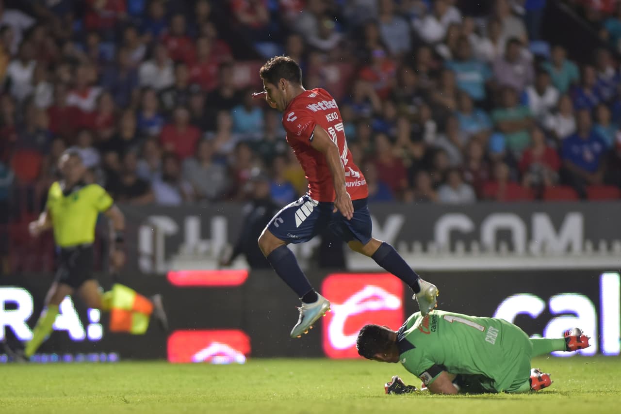 Chuy Corona se queda con el balón de Villalva, el atacante jarocho no consigue anotar.