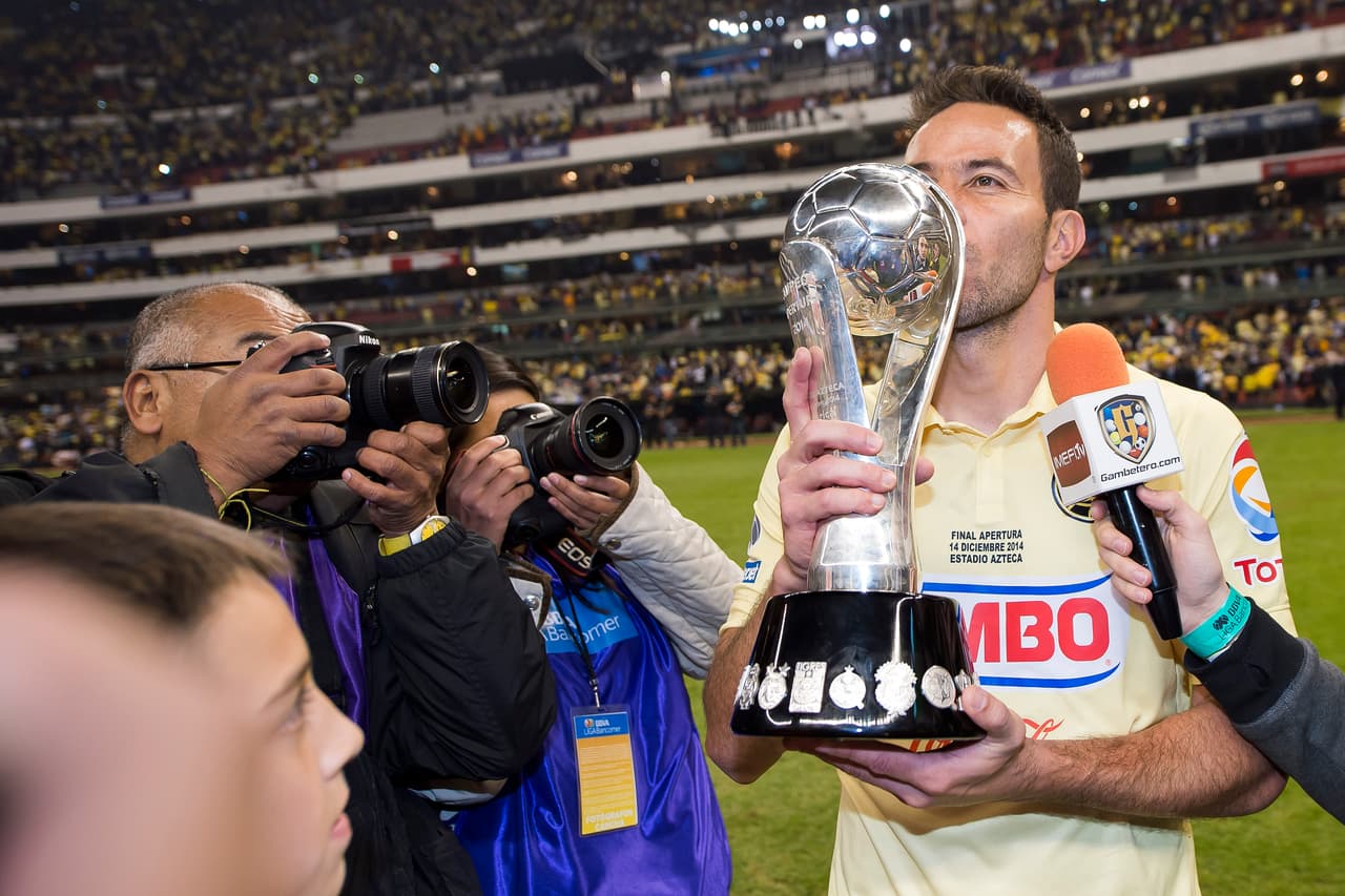Aunque al América llegó ya con algunos años, el 'Canguro' cumplió y en 54 partidos (muchos arrancando como suplente) marcó 10 goles. Se coronó campeón del Apertura 2014.