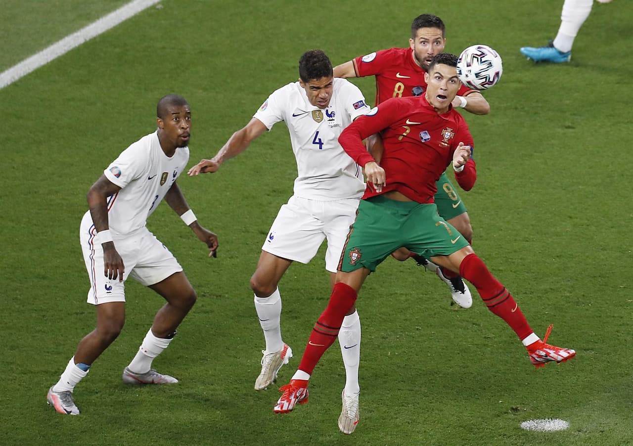 Francia y Portugal se llevan empate 2-2 y ambos consiguen su pase a Octavos en la Euro 2020. Cristiano Ronaldo anotó doblete (31' y 60'), ambos penaltis a favor de los portugueses, mientras que para Francia descontó Karim Benzema al 45+2' y al minuto 47 del encuentro. El 'Bicho' logra 109 anotaciones con selección, único en el mundo.