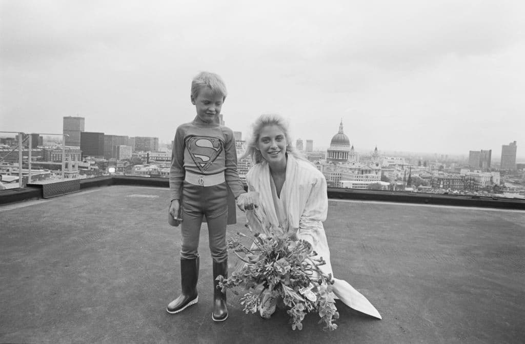 En el canon de medios de DC, Supergirl fue interpretada por primera vez por Helen Slater en la película de Warner Bros de 1984.