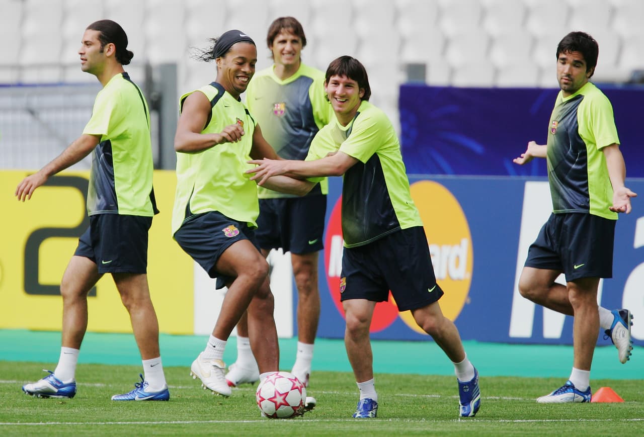 Usando un sistema parecido al 4-3-3, Rijkaard manejó la transición entre el Barcelona de Ronaldinho al de Messi. El cinco era el brasileño Edmilson que aparece detrás de los dos cracks.