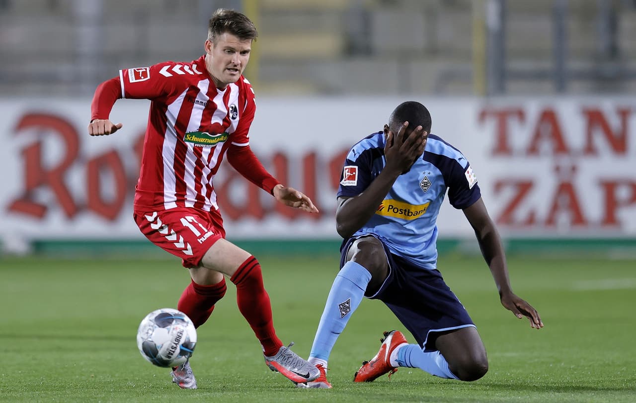 El M’Gladbach fue ligeramente más peligroso los primeros instantes del cotejo. Thuram, era el atacante más desequilibrante.