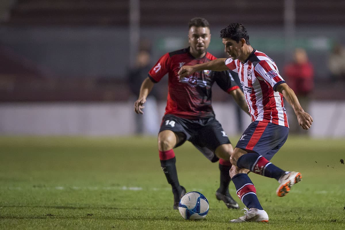 Las leyendas de Chivas y Atlas protagonizaron un buen espectáculo de fútbol que terminpó con victoria por 4-3 a favor de los del Rebaño.