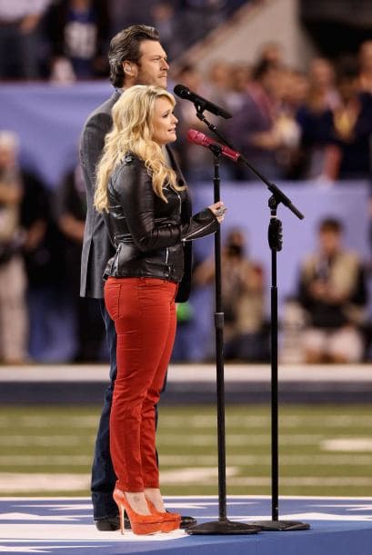 La dupla de country Miranda Lambert y su esposo Blake Shelton interpretaron “America the Beautiful”.