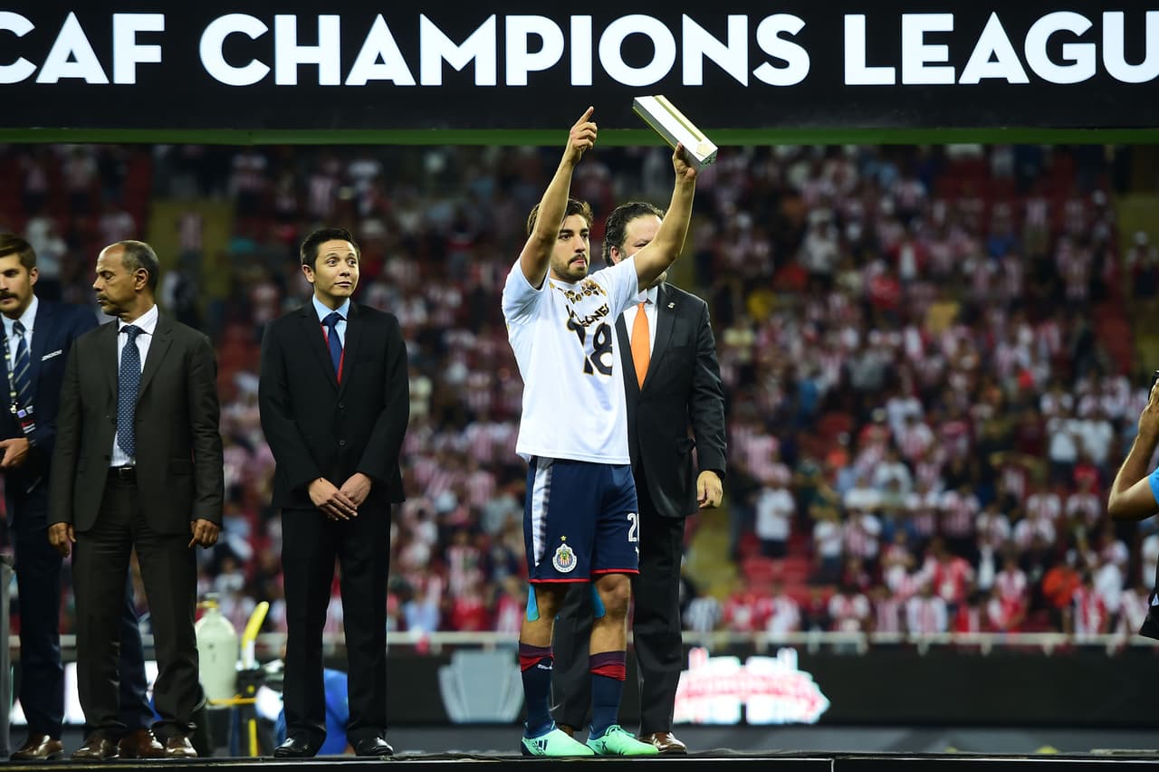 Antes de levantar el trofeo de campeón, el jugador ofreció su distinción al público y sus familiares.