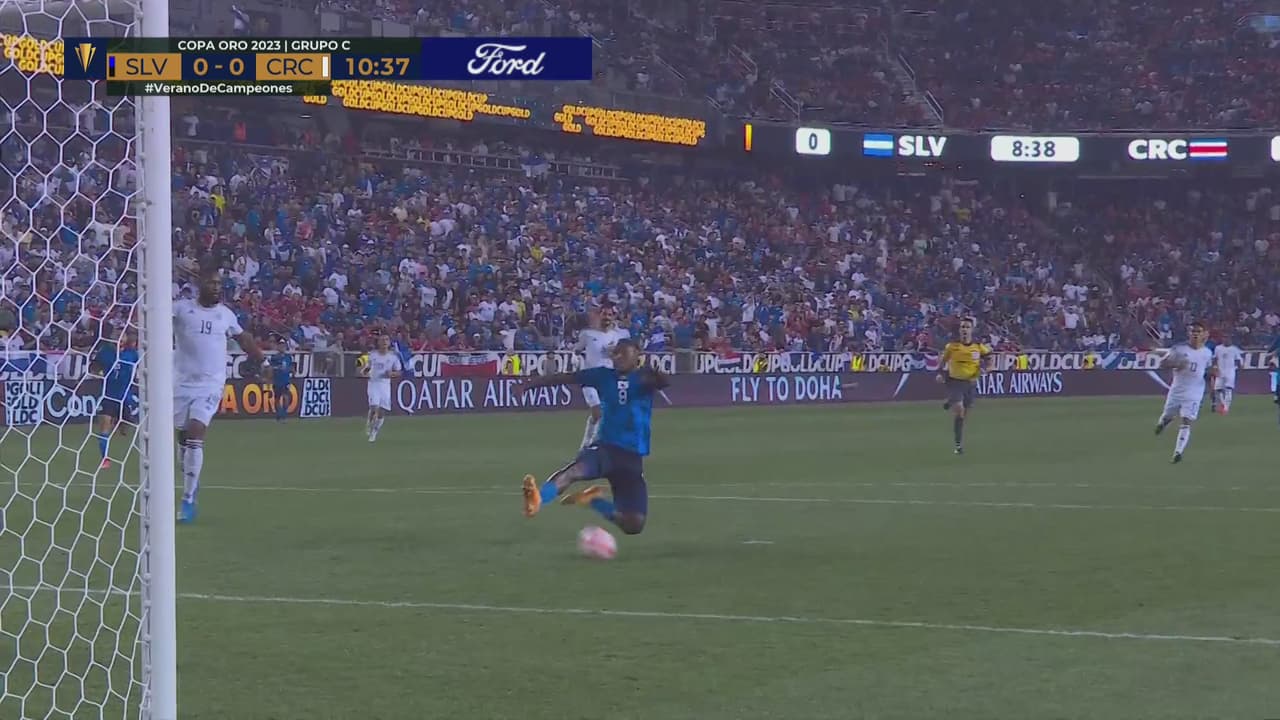 ¡Primer aviso de El Salvador! Gil llega tarde y no concreta la jugada