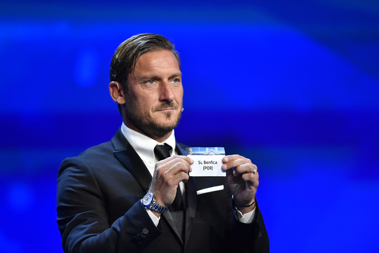 El italiano Francesco Totti recibió en Montecarlo el premio presidente de la UEFA en reconocimiento a toda una carrera en el fútbol, a la que puso final el pasado junio después de 24 años y 786 alineaciones.