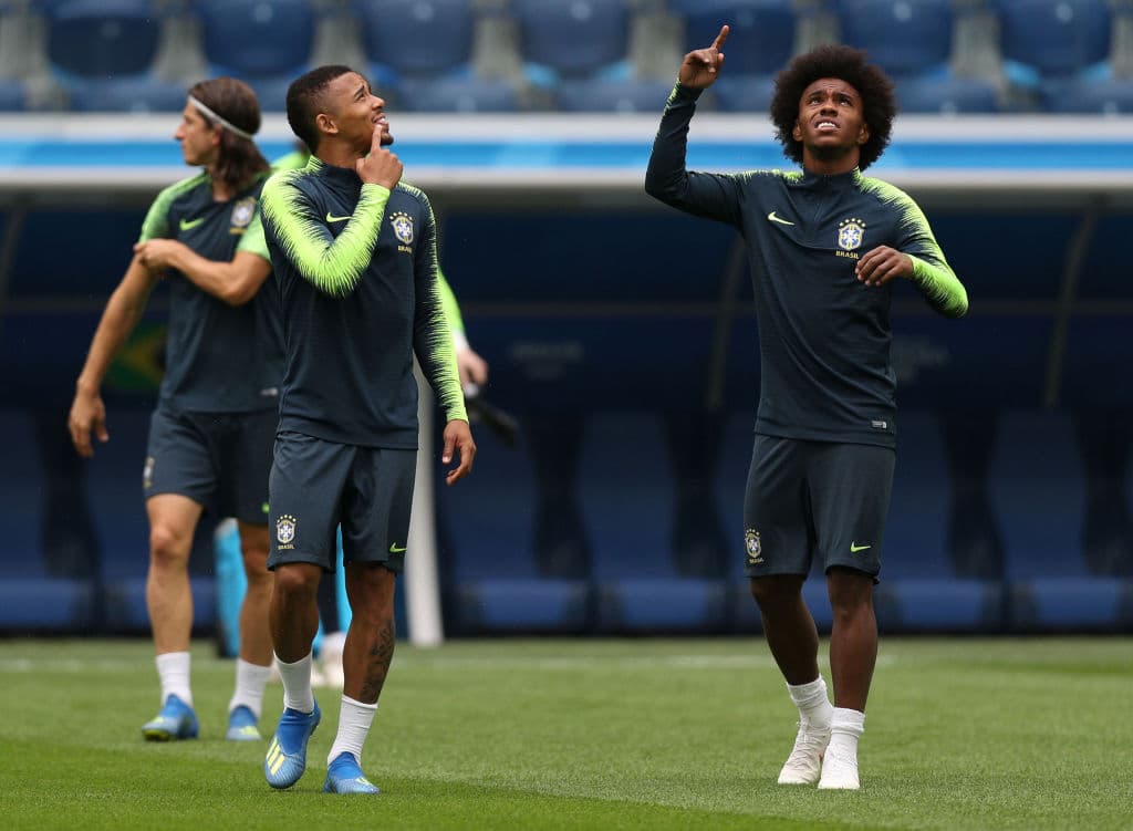 A la derecha en la imagen Willian, el mediocampista del Chelsea que podría ir al Manchester United apunta al cielo, ¿habrìa estado cerca la lluvia o acaso estaba pidiendo ayuda desde arriba?