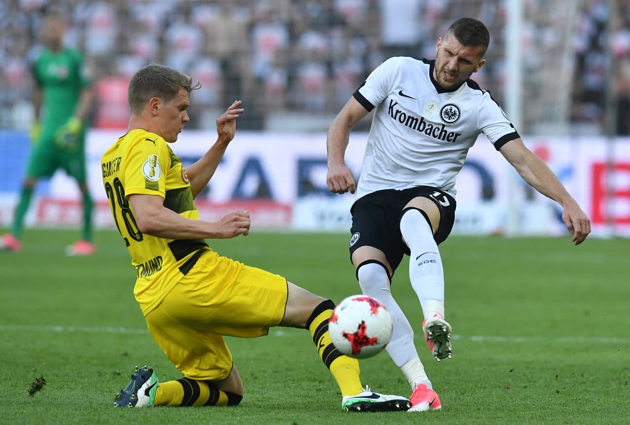 Dortmund's defender Matthias Ginter (L) and Frankfurt's Croatian striker Ante Rebic (R) vie for the ball during the German Cup (DFB Pokal) final football match Eintracht Frankfurt v BVB Borussia Dortmund at the Olympic stadium in Berlin on May 27, 2017. / AFP PHOTO / Christof Stache / RESTRICTIONS: ACCORDING TO DFB RULES IMAGE SEQUENCES TO SIMULATE VIDEO IS NOT ALLOWED DURING MATCH TIME. MOBILE (MMS) USE IS NOT ALLOWED DURING AND FOR FURTHER TWO HOURS AFTER THE MATCH. == RESTRICTED TO EDITORIAL USE == FOR MORE INFORMATION CONTACT DFB DIRECTLY AT +49 69 67880 / (Photo credit should read CHRISTOF STACHE/AFP/Getty Images)